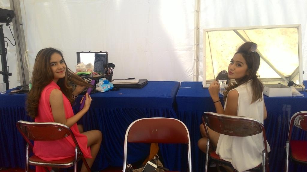 Haai Luvlii , cassie lagi ganti baju dulu. <a href="/InboxSCTV_/">Inbox SCTV</a> , #EloviiAtInboxAwards2015
