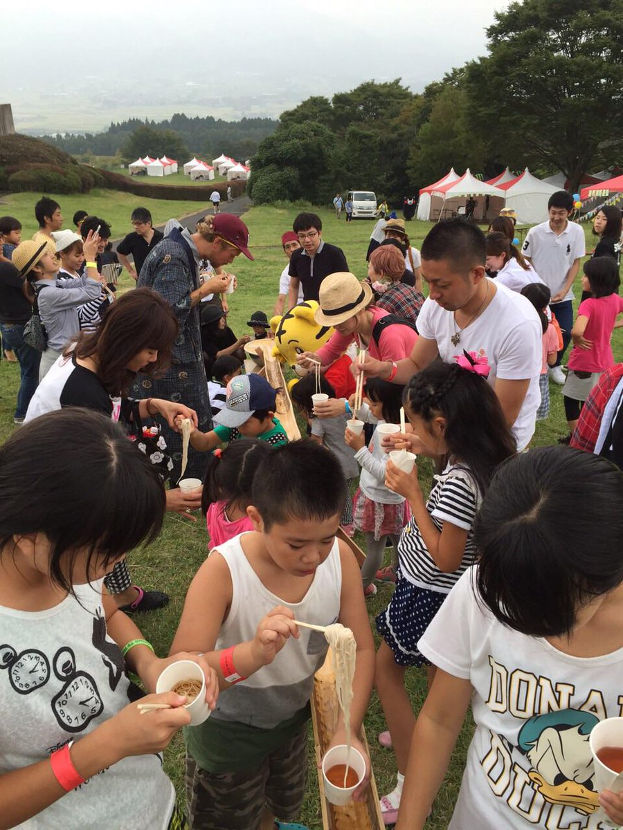 asofest's tweet photo. ファミリーで楽しめる、よかとこランドも盛り上がってます！

そうめん流しの様子。よかよ〜o(*ﾟ▽ﾟ*)o

#阿蘇フェス #当日現場レポート #よかとこランド http://t.co/SNJVcK673O