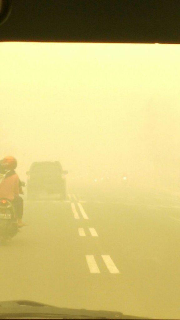 Asap di Palangkaraya tambah pekat. Visibility makin pendek. Satelit pun tidak mampu memantau hotspot tertutup asap.