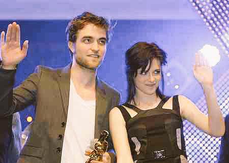 MyDearWriter's tweet photo. ALDubNation Twilight Chapter!
Bella &amp; Edward for National Pabebe Wave Day 

#ALDubEBforLOVE http://t.co/8n6EttwwcO