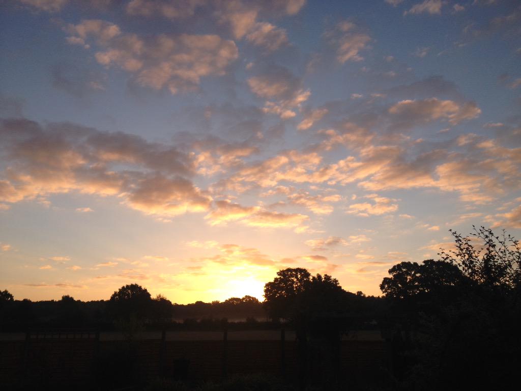 The sun is rising on an exciting weekend of football in Colney Heath. #Bringiton #Magpies