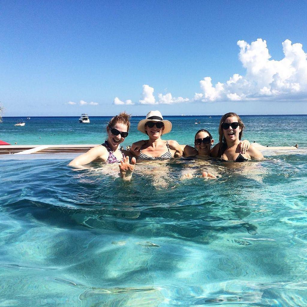 MientrasPlaya's tweet image. We promise we're working. #spinphony #infinitypool #grandhyattplayadelcarmen by @spinphony… ift.tt/1Or2Jxu