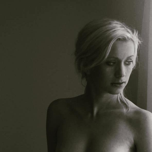 ryeleerae's tweet photo. What do you like to do on a rainy afternoon?? #AfternoonDelight #ryeleerae #maxxxmodels #mfc #pornstar http://t.co/tY7IXIfjvC