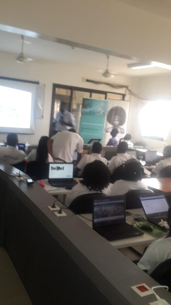 Après midi : atelier initiation au développement mobile pour les plus grands. #kebetu #AfricaCodeWeekSenegal