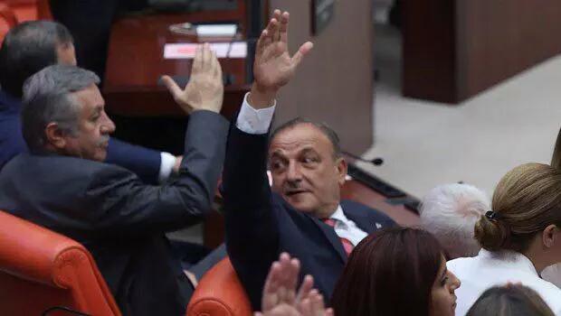 CHP'nin Suruç'taki terör eyleminin araştırılması için komisyon kurulmasını istemesine MHP ve AKP red oyu vermişti.