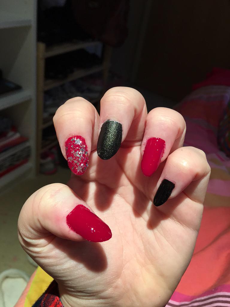 emjsavage17's tweet photo. 💅🏻 #opi #malagawine #nailsinc #leathereffect #noho #truebritlondon #taxicab #barrym #glitter #moonlit #notd #almond http://t.co/fleaEWThHy