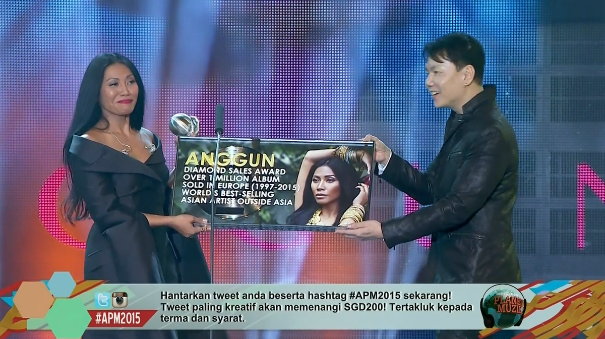 mdtvindonesia's tweet photo. Selain itu, @Anggun_Cipta dinobatkan sebagai artis yg telah menjual lebih dr 1 juta album di Eropa #APM2015OnNETtv http://t.co/58Xc4ee645