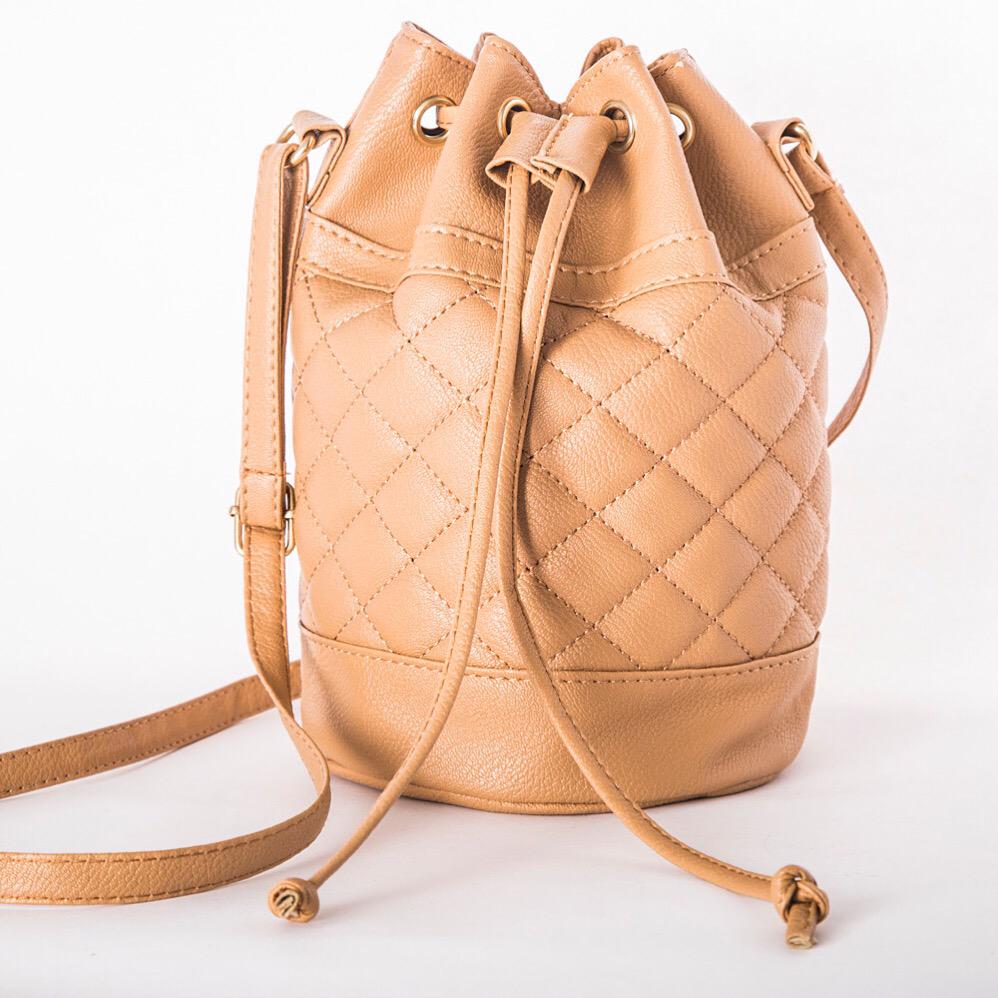 Las mochilas nude son un #must para este otoño. Esta es nuestra favorita, la llevamos a todas partes!! 💁🏻