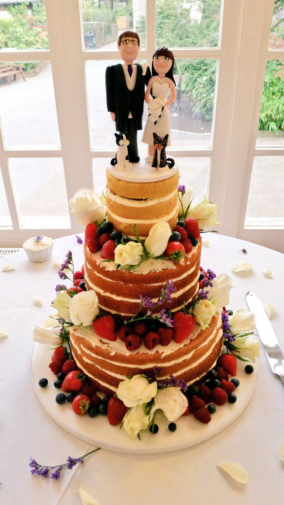 ZSLcatering's tweet image. Guests can't wait to try this #OnTrend #NakedCake by @maisiefantaisie