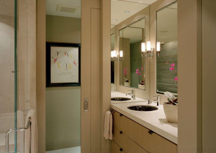 шкаф для хранения в ванную комнату. раздвижные стеклянные двери в ванную комнату. сдвижная дверь в ванную комнату. шкаф в ванную. раздвижнаядверь в ванну комнату.