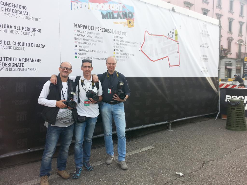 FabioSaronno's tweet photo. Alla Red Hook Crit con Mauro e Paolo #rhc6 #Milano @senzabici @BiciLive @BachecaCiclista  #redhookcrit http://t.co/Vd0KusM8HQ