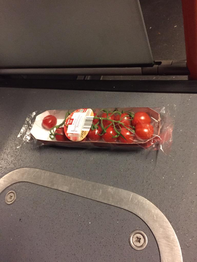 tomasl_94's tweet photo. In der #Linie121 hat jemand seine Tomaten vergessen. #ServiceTweet #WervermisstTomaten? Pls RT @uestra http://t.co/U2KHlIkEYo