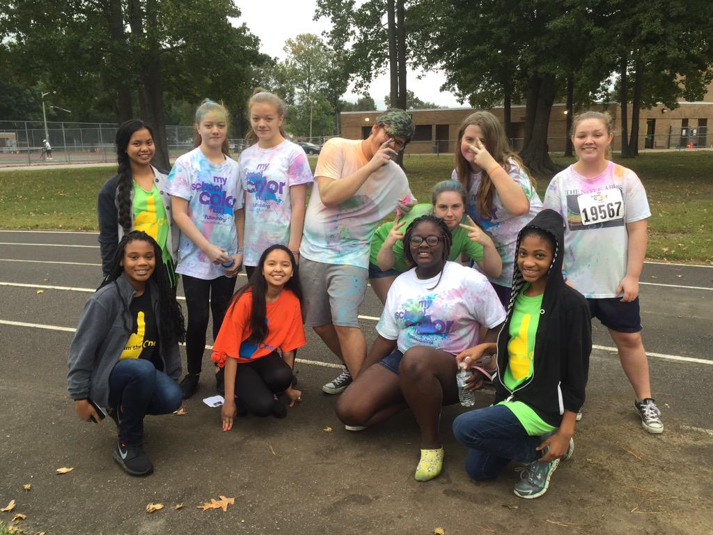 grcollegiate's tweet photo. @grcollegiate and @GRHS_Stallions rocked the My School Color run. #greenruncolorrun http://t.co/OhDMmvmFXW