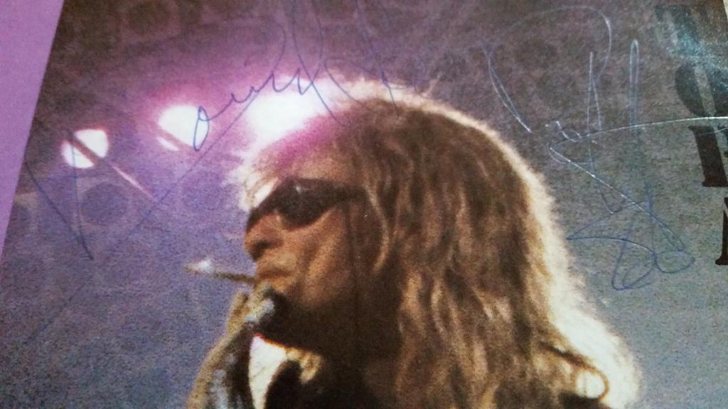  I met David Lee Roth in Dec of \86. He was larger-than-life & amazingly cool! Happy Birthday Diamond Dave! 