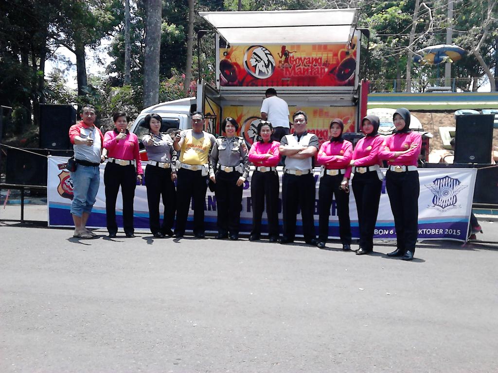 Kombo_Kuningan's tweet photo. Acara penutupan #roadshowsafetyriding brsma #poldajabar di objek wisata waduk darma http://t.co/8HseG5miXV