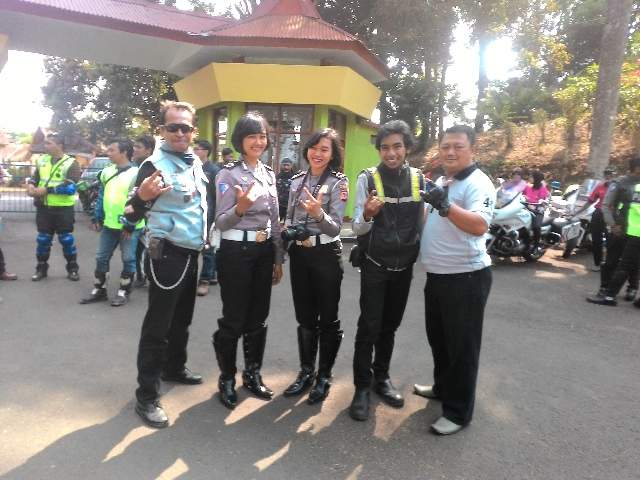 Kombo_Kuningan's tweet photo. Acara penutupan #roadshowsafetyriding brsma #poldajabar di objek wisata waduk darma http://t.co/8HseG5miXV