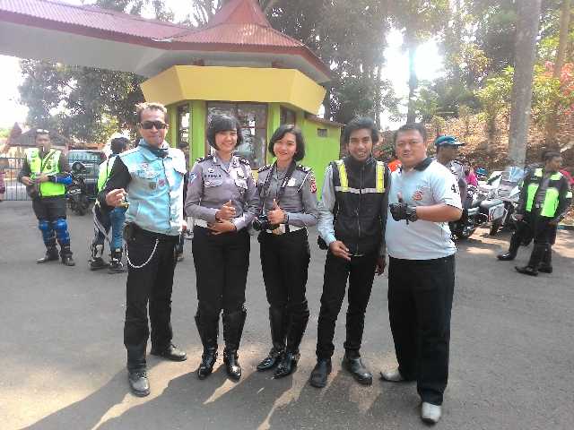 Kombo_Kuningan's tweet photo. Acara penutupan #roadshowsafetyriding brsma #poldajabar di objek wisata waduk darma http://t.co/8HseG5miXV