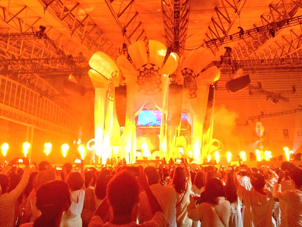 Wwd Japan イベント取材 全身白がドレスコードの センセーション が日本初上陸 会場中央の巨大djセットが360 回転したり シルク ドゥ ソレイユのような舞台演出も Sensationjapan Ms Sensation Http T Co 3xt6xkeuyt