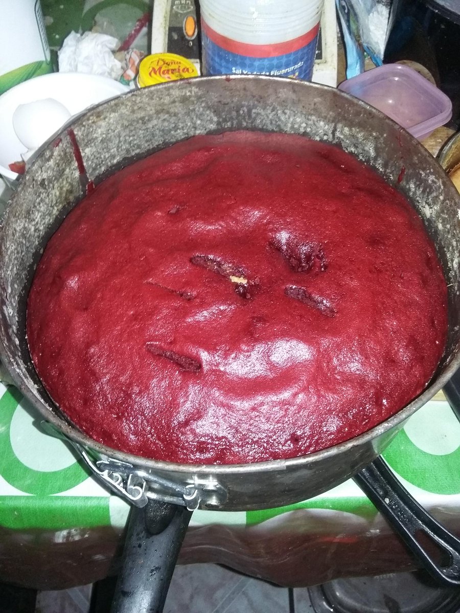 Paolabh17's tweet photo. Como cuando mi mamá me deja usar el horno🙊 #PanDeElote #PastelRedVelvet http://t.co/9lLTQzzpgM