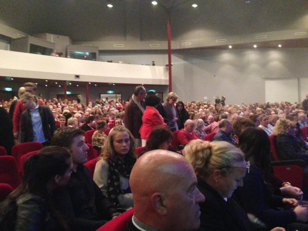 HesselKingma's tweet photo. 200 jarig jubileum feest #Unive Dichtbij, volle zaal met de brassband de #bazuin en #Berget Lewis. http://t.co/r1Qe4n814j