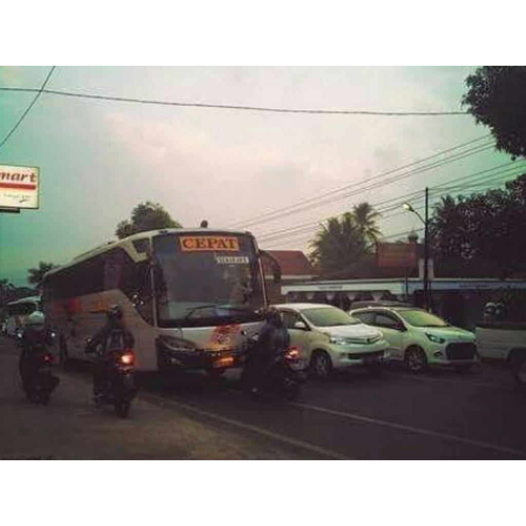 Andikaapradana's tweet image. *MomentLucu Mungkin Ekspetasi si supir "Yg penting Yakin" tp realitanya malah dihadang sm si roda dua😄 @SukaFotoBis