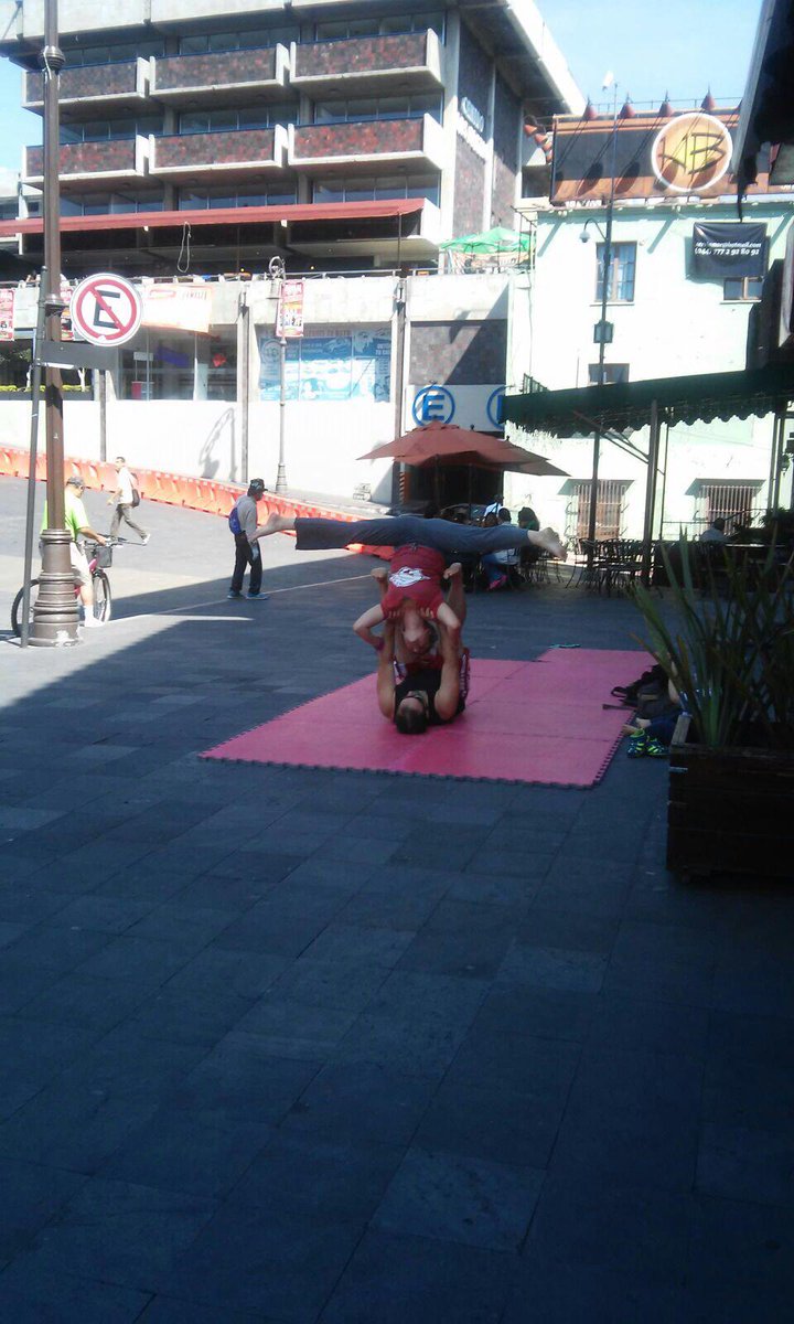 EcozonaCuerna's tweet photo. En #Ecozona #Cuernavaca puedes practicar la acro - yoga como hoy se hizo. http://t.co/N0u1biumH8