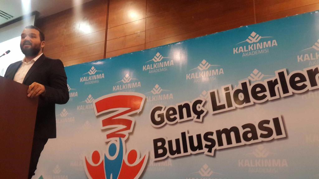 12yildizorg's tweet photo. Genç Liderler Buluşmasında başkanımız @omerekinci konuşmasını gerçekleştiriyor @kalkinmAkademi http://t.co/ERK215OpYV