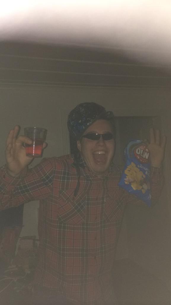 Swerik98's tweet photo. Nu äre fääst #supikull #hållurn #saupatillfanavlöser #ciggarätternapåcirkus http://t.co/H6Dha95aAa