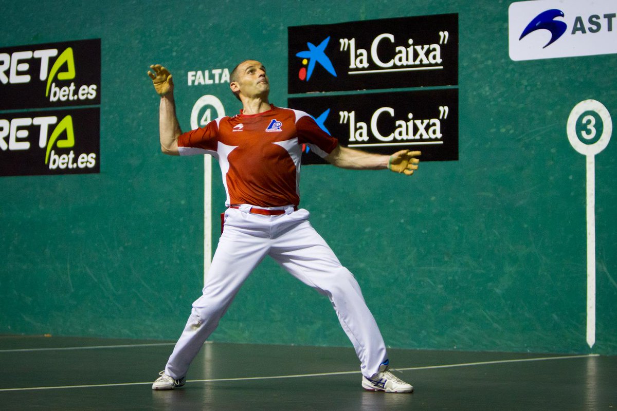21iguales's tweet photo. 22-18 se la juega Ezkurdia y se va abajo; Xala a cuartos tras jugar un gran partido #Biarritz #4ymedio #PelotaVasca http://t.co/rMQOy5nfAa