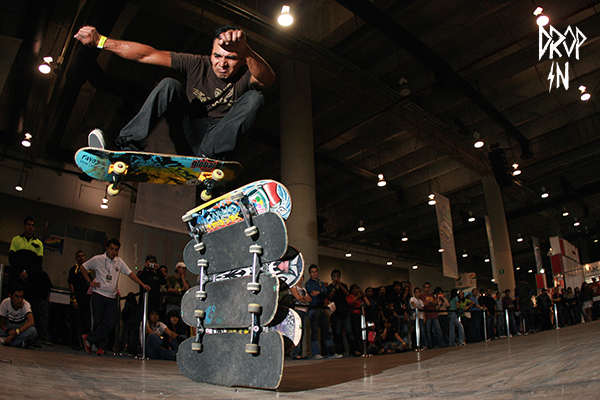 dropin_mx's tweet photo. Rudy demostrando que la patineta es mas que un juguete, es libertad. #recordandoelfuturo #vidadepatineto #skate http://t.co/mf2Ku07Ei7