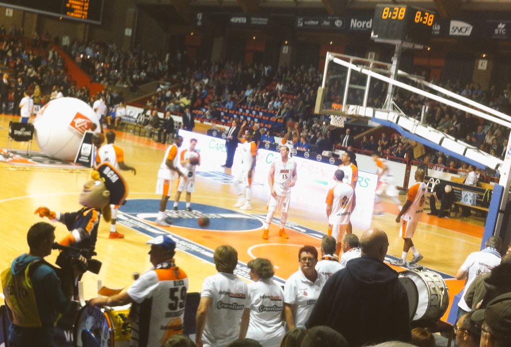 BCMFanZone's tweet photo. Le coup d'envoi approche !
Allez Gravelines, allez ! 
#BCMFZ #TousBCM http://t.co/shqGGtJABR