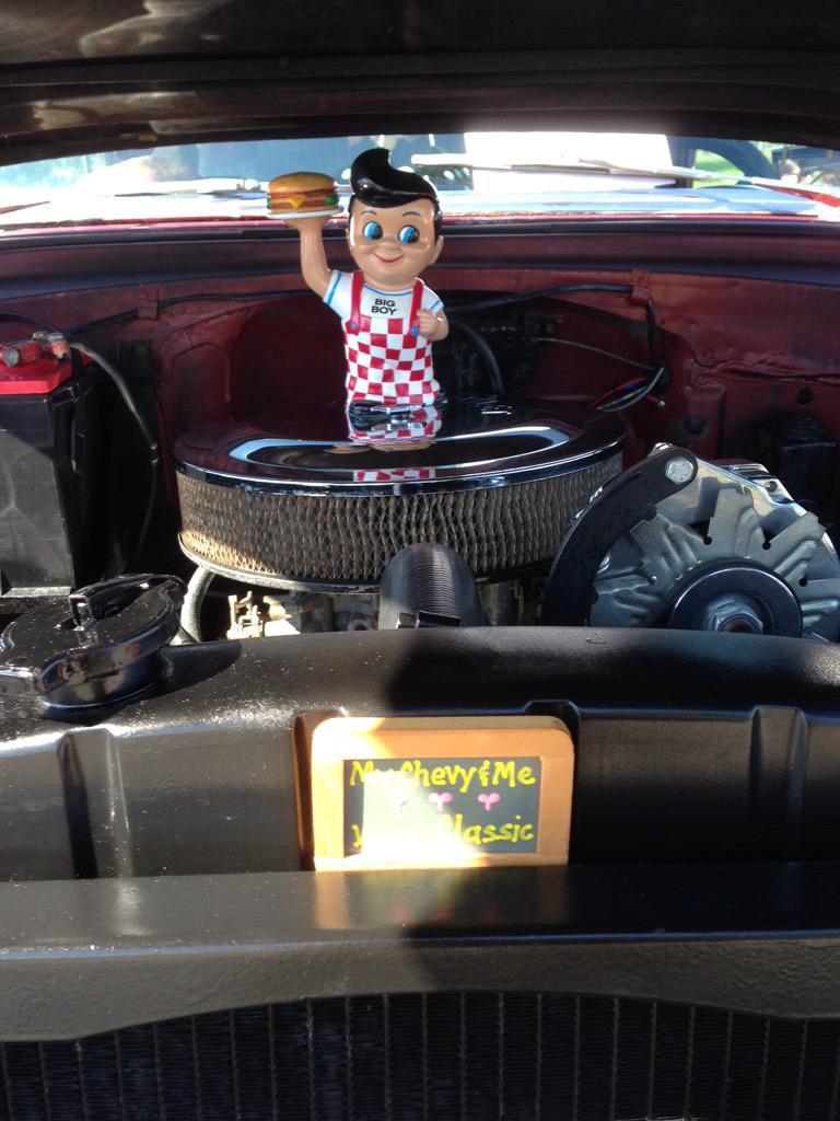 AlexBrownKC's tweet photo. The @NashvilleFD hosts the 1st Annual Hot Rods&amp;Hot Messes Car show to benefit @UWNashville http://t.co/JxG2ajTE3y