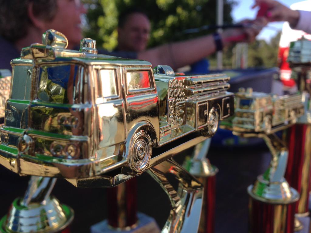 AlexBrownKC's tweet photo. The @NashvilleFD hosts the 1st Annual Hot Rods&amp;Hot Messes Car show to benefit @UWNashville http://t.co/JxG2ajTE3y