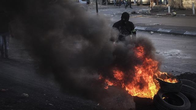 Palestinian assailants fight near Jerusalem's Old City.  #local10 bit.ly/1N5AkK6?utm_me… http://t.co/0ZuV2YzJ0J