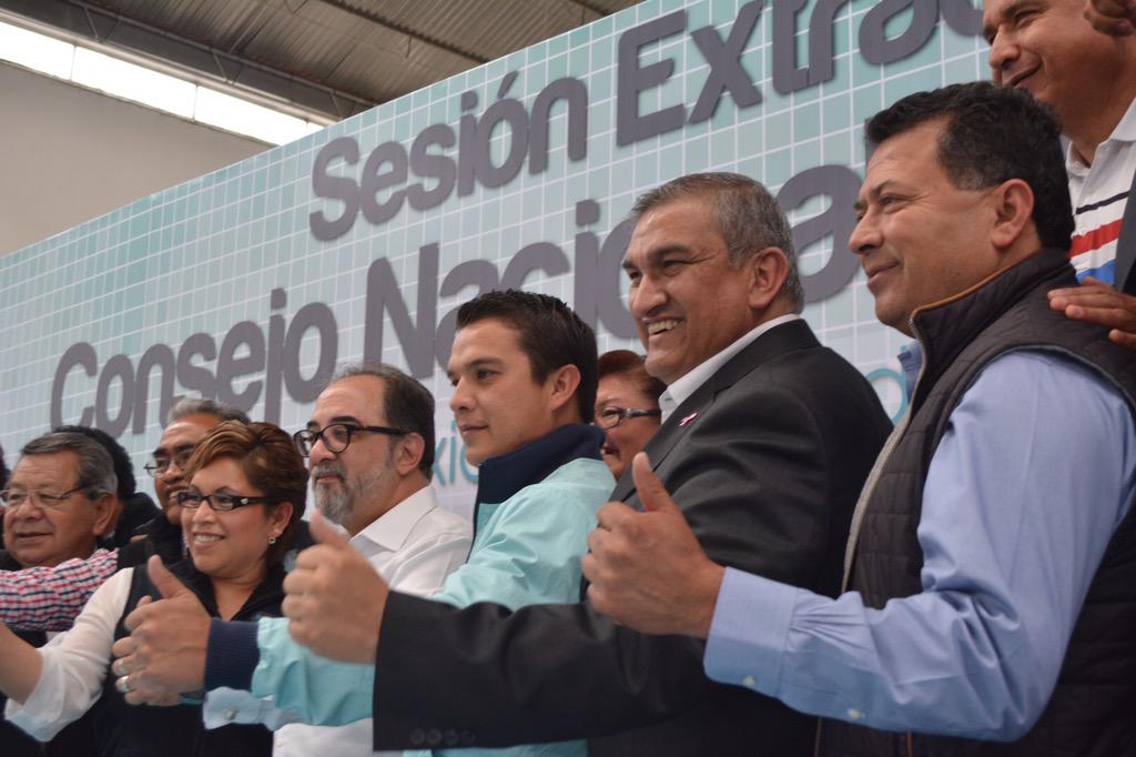 alfredvalles's tweet photo. Con toda la actitud y el firme compromiso de seguir adelante #Turquesa10 #UnidosSomosMás http://t.co/m2fJD9pxoO