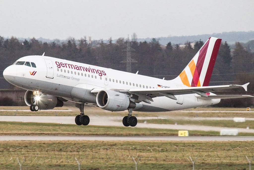 MEGASHOT by @stuttgart_aviation Germanwings A319 liftingoff
___________
Aircraft✈: Airbus A319-100
Route: STR-???
R…