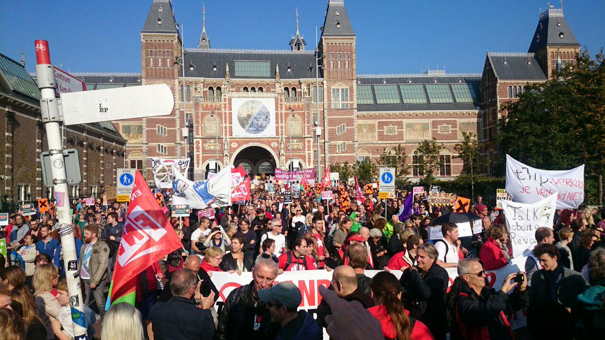 TTIP_referendum's tweet photo. Vandaag duizenden in Amsterdam tegen #TTIP. Heel veel steun voor referendum! Teken ook http://t.co/6o1Jw5Wh4F http://t.co/9oOt6Xy9da