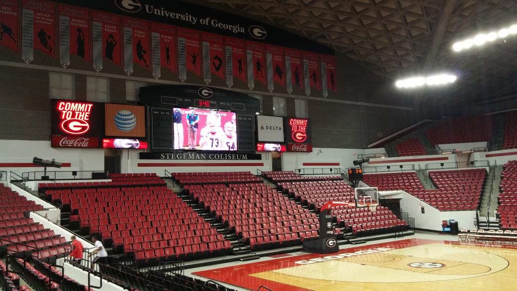 UGABasketball's tweet photo. Wishing @FootballUGA the best of luck vs Tennessee from back in Athens!

#RaiseTheFlag
#CommitToTheG http://t.co/8JktMQ3AGC