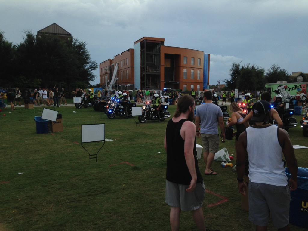 caingle's tweet photo. Not a huge fan of #UCF acting like we are in a police state, sending a wave of cops down #MemoryMall. http://t.co/bRKGEZi1rc