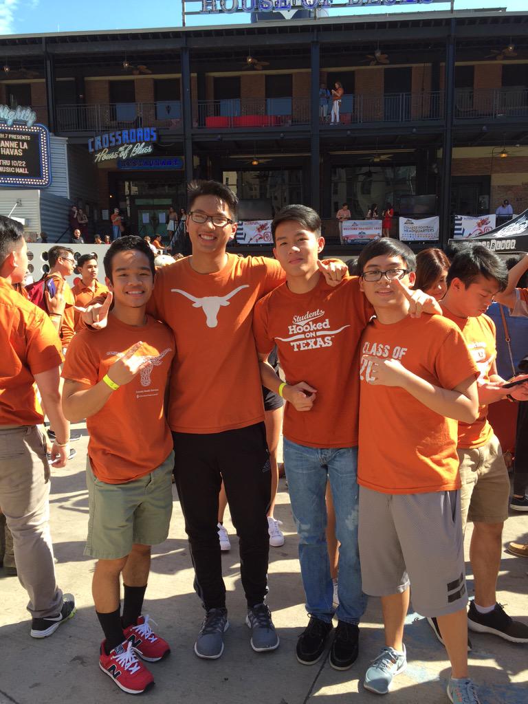 maneebz's tweet photo. HORNS UP WE GOT THE DUB \m/
#OUweekend #OUSUCKS #TexasFight http://t.co/ohx74nSjwm