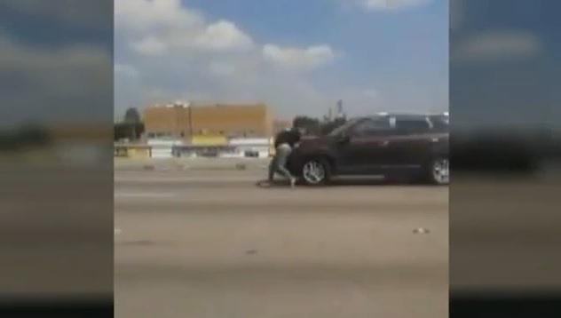 Man drives off in stolen car as pregnant ex-girlfriend clings to hood WATCH VIDEO bit.ly/1NqJeVN?utm_me… http://t.co/Byix2ccQyA