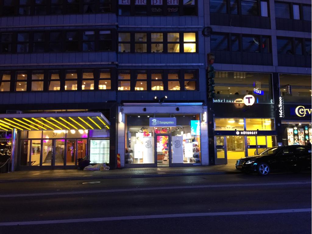 AppTVse's tweet photo. Så är det någon som köar i kylan för att få köpa en ny lur i natt? Ja inte hos Tre på Kungsgatan i alla fall. http://t.co/tqoguFTfF3