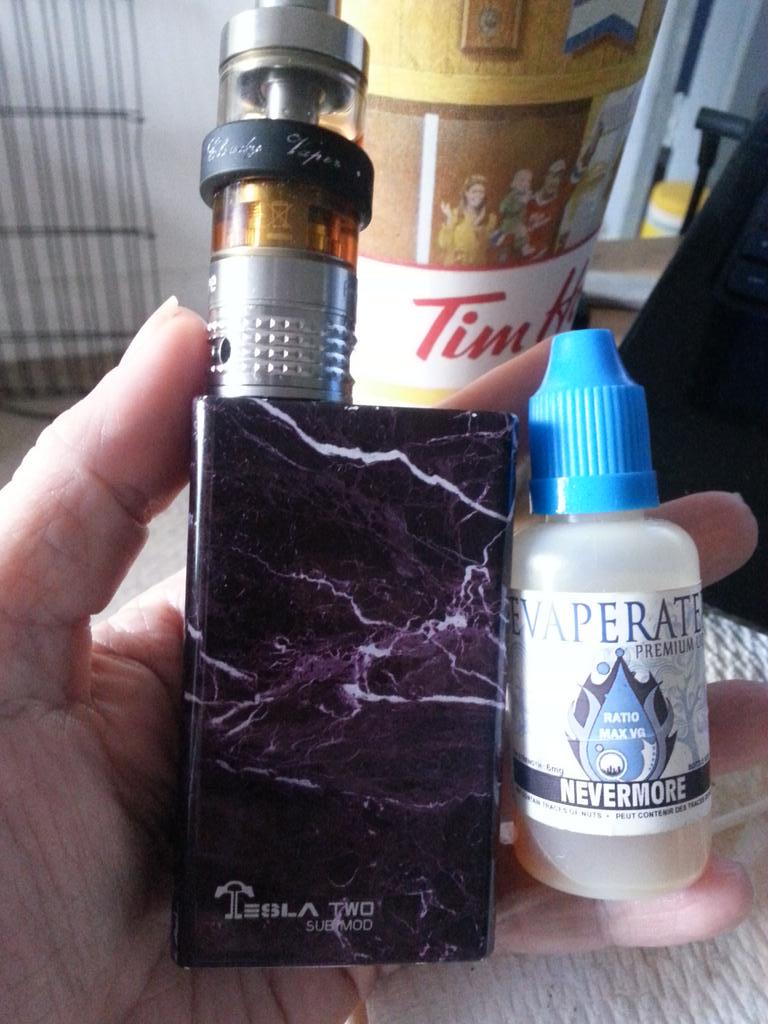 gquilts's tweet photo. @evaperated #handcheck with #nevermore my #teslatwo and #freemax .. #vapeluv #vapelife #vapefam #VapeOn http://t.co/SasRzUARYS