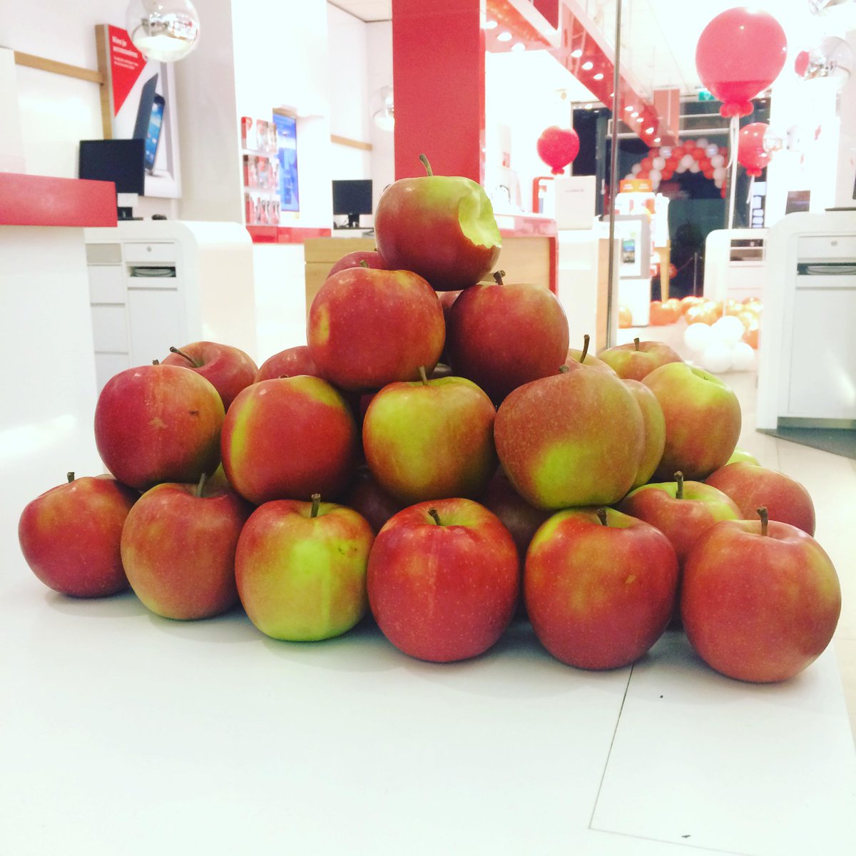 vodafoneNL's tweet image. De spanning stijgt, de nieuwe Appels liggen klaar! Nog 5 minuten.... #PowerToTheiPhoneLovers