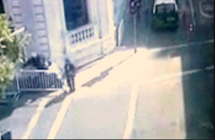 PublimetroChile's tweet photo. Captan a ecomoto de #Cabineros atropellando a una transeúnte en el centro de Santiago http://t.co/TFlFTXuCOO http://t.co/Iys0Ap6HbR