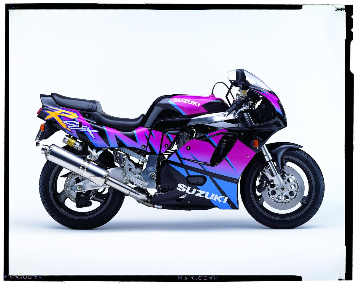 GSXRPERFORMANCE's tweet photo. Who remembers this 1992 GSX-R750 colorway? #so90s #GSXR GSXR30YearsofPerformance http://t.co/xUPhQKsj8P