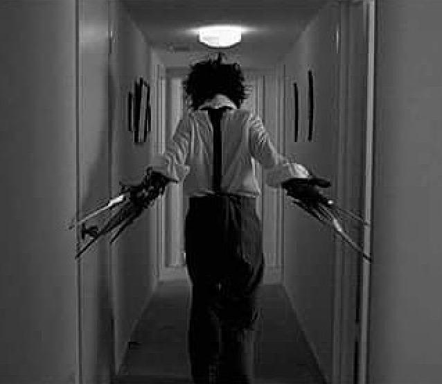 sinemabagimlisi's tweet photo. "Sarıl bana Edward" Tim Burton imzalı, aşka salıncaktan tersten bakan film!

"Makas Eller" (1990) http://t.co/F7zoTR20sy