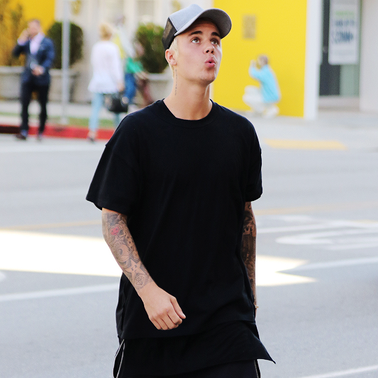 csanpov's tweet photo. How can a person be this attractive #EMABiggestFansJustinBieber http://t.co/48w2MV92qx