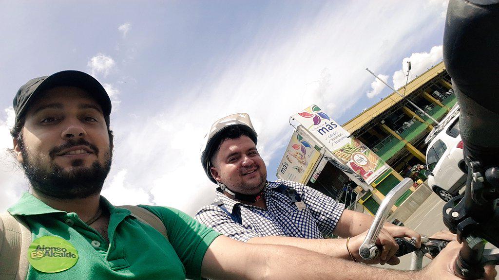 lucasgarciac's tweet photo. Buen almuerzo en la minorista con mi amigo @rramirezrodas JAL BuenosAires #87Verde #SoberaníaAlimentaria #VotaVerde5 http://t.co/S3YwK3DLrt