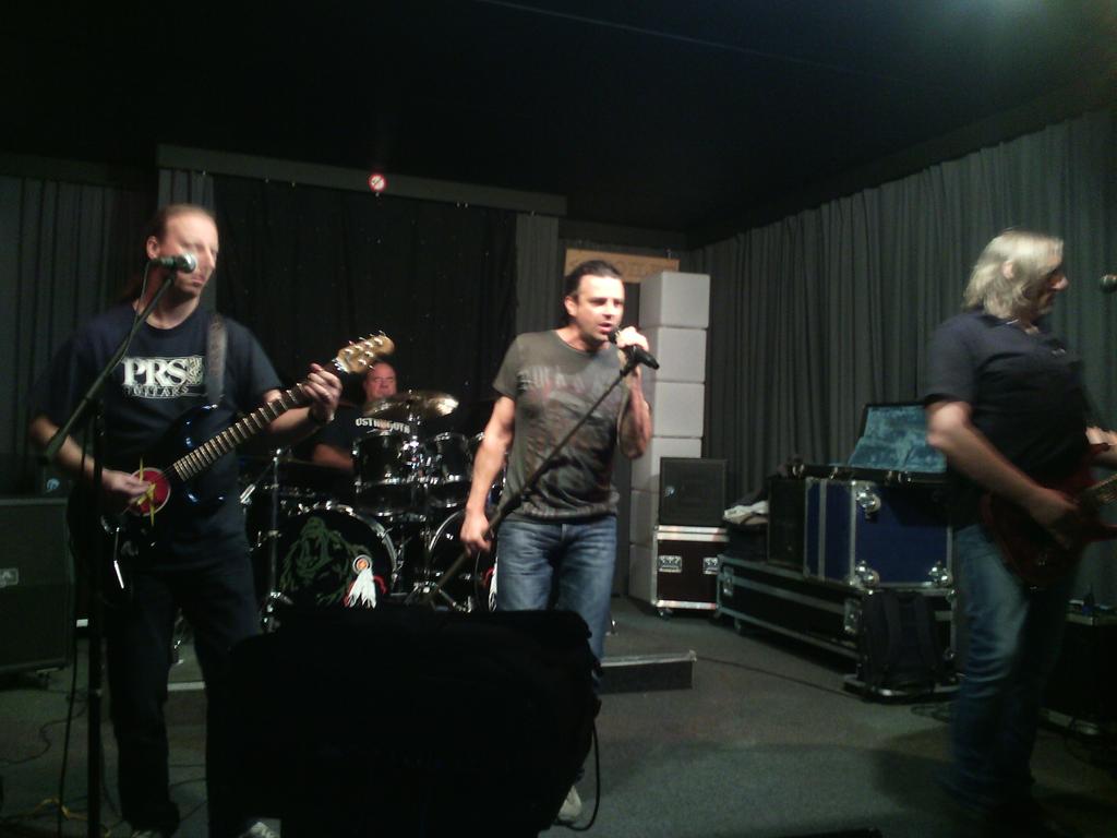 eva_meine's tweet photo. OSTROGOTH SOUND CHECK !! YEEEE http://t.co/HvJ43cMfy5